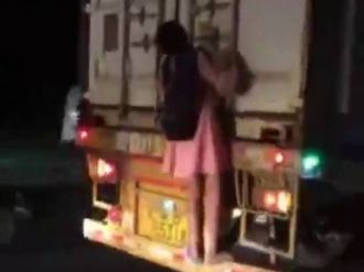 O kızın orada ne işi var ?