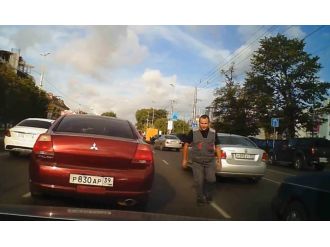 Aracını durdurup aşağı indi ve...