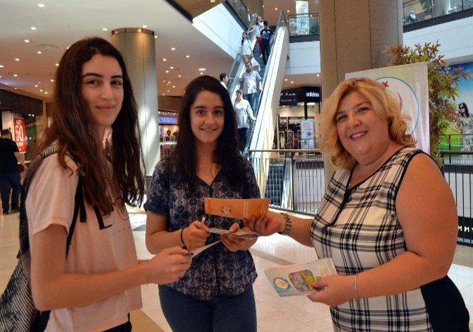 Halk Sağlığı Müdürlüğü Piazza’da açtığı stant ile kadınların yanında