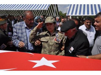 Şehit ağabeyini asker selamıyla son yolculuğuna uğurladı