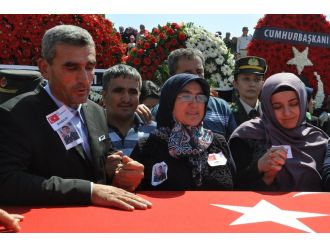 Şehit annesi: Oğlumun silahını verin bana, ben de savaşırım