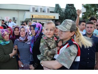 Şehit babasını asker üniformasıyla karşıladı