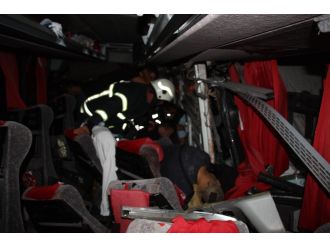 Turistleri taşıyan otobüs kamyona çarptı: 1 ölü, 38 yaralı