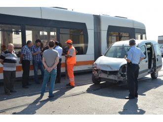 Tramvayla çarpışan aracını bırakamadı!