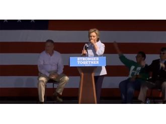 Clinton öksürük krizine tutuldu: Dakikalarca sürdü