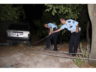 Otomobil iple lastiklerinden ağaca bağlanarak kurtarıldı