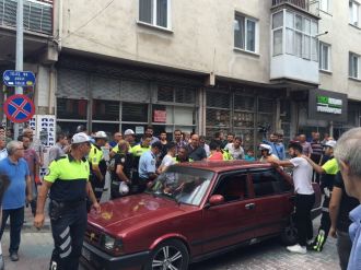 Vatandaşı bezdirdi, polisi ezmeye kalktı