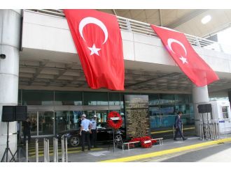 Havalimanı saldırısı kurbanlarının isimleri ölümsüzleştirildi