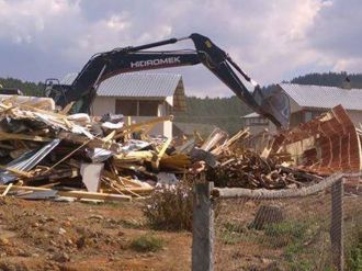 FETÖ’den aranan iş adamının yayla evi yıkıldı