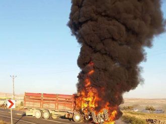 Kamyon tarım işçilerini taşıyan traktöre çarptı: 1 ölü