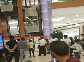 Bozulan AVM asansöründe korku dolu dakikalar