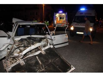 Otomobille kamyonet çarpıştı: 6 yaralı