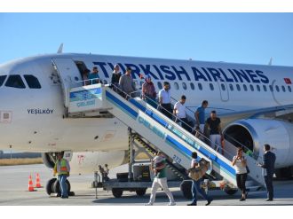 Yüksekova’ya 13 ay sonra ilk yolcu uçağı indi