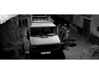 Kamyoneti dans ederek çaldı