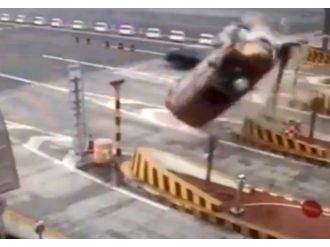 Bariyerlere çarpıp takla attı