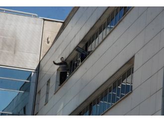 İşten çıkarılan güvenlik görevlisi 5. kattan atladı