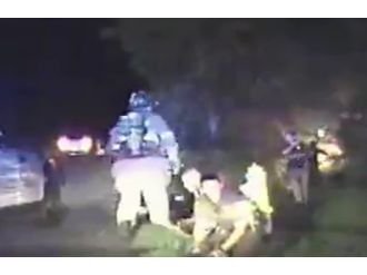 Yanan arabadan 2 bebeği böyle kurtardılar