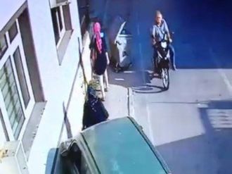 Fren yerine gaza bastı, 2 kadını ezdi