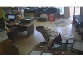 Masadaki paraları böyle cebe indirdi