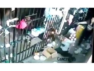 Kadın görevliyi mahkumların elinden hemcinsi kurtardı