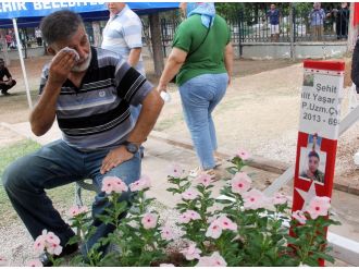 Demokrasi şehidinin babası gözyaşlarına boğuldu