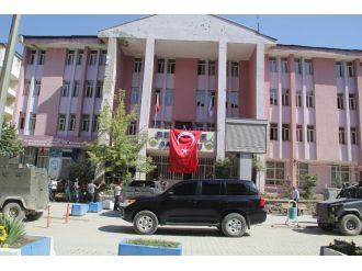 Kayyum geldi, bayrak asıldı