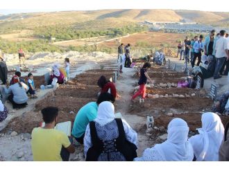 Bu bayram onlar yok: Mezarlıkta ağlatan görüntü