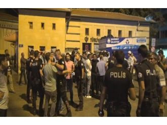 "Canlı bombayım" diye bağıran şahsı linçten polis kurtardı