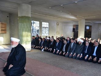 Esad bayram namazını Deraya’da kıldı