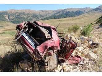 Araç hurdaya döndü: 3 ölü