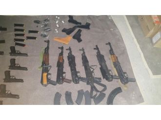 İşte Çukurca’da ele geçirilen silah ve kaçak malzemeler