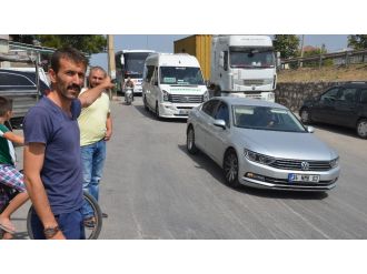 Köylüler kamyonlardan bıktı, yol kapattı