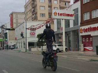 Motosiklet sürücüsünün tehlikeli gösterisi