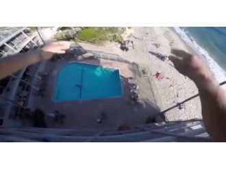 Metrelerce yüksekten havuza böyle atladı