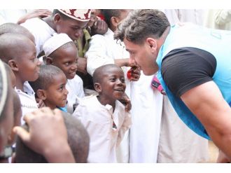 İlahilerle karşılandılar