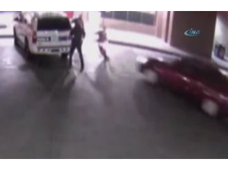 Önce polislerin arasına sonra mağazaya daldı