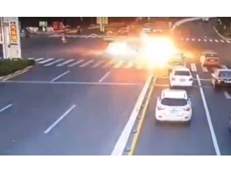 Lüks araç bomba gibi patladı