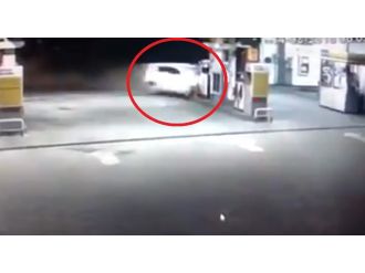 Otomobil benzin istasyonuna daldı!