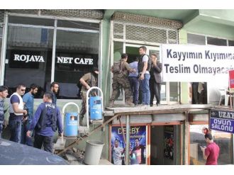 Açlık grevine polis müdahalesi: 20 gözaltı