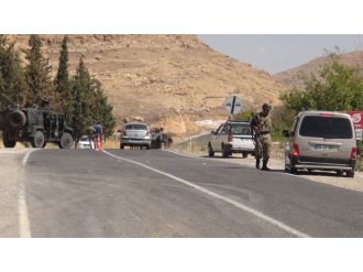 Yol kesen teröristler sivil aracı taradı