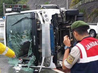 Yolcu otobüsü yan yattı: 24 yaralı