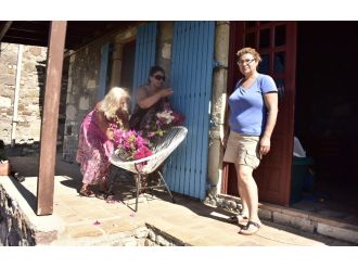 Tarık Akan’ın balkonuna çok sevdiği begonviller bırakıldı