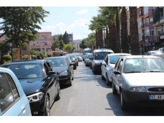 Tatilciler feribot kuyruğuna takıldı