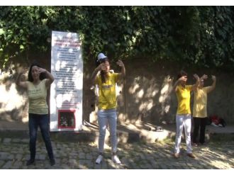 Çin Konsolosluğu önünde yogalı protesto