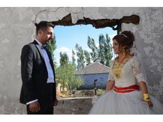 Yıkıntılar arasında düğün