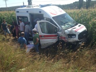 Hasta taşıyan ambulans kaza yaptı: 5 yaralı
