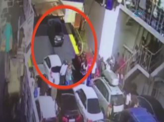 Otomobil feribottan denize düştü