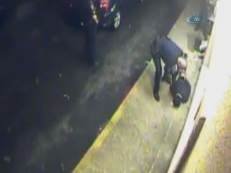 Kelepçeledi, tekmeledi, üstüne bastı, sürükledi