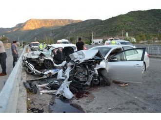 Karşı şeride geçen otomobil iki araca çarptı: 7 yaralı