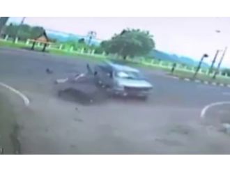 Önce otomobile sonra ağaca çarptı